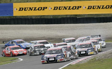 Allerede i første sving var Tom Kristensen involveret i et sammenstød, da han fik et puf fra inderbanen. Danskeren endte søndagens DTM-løb i Holland uden point.